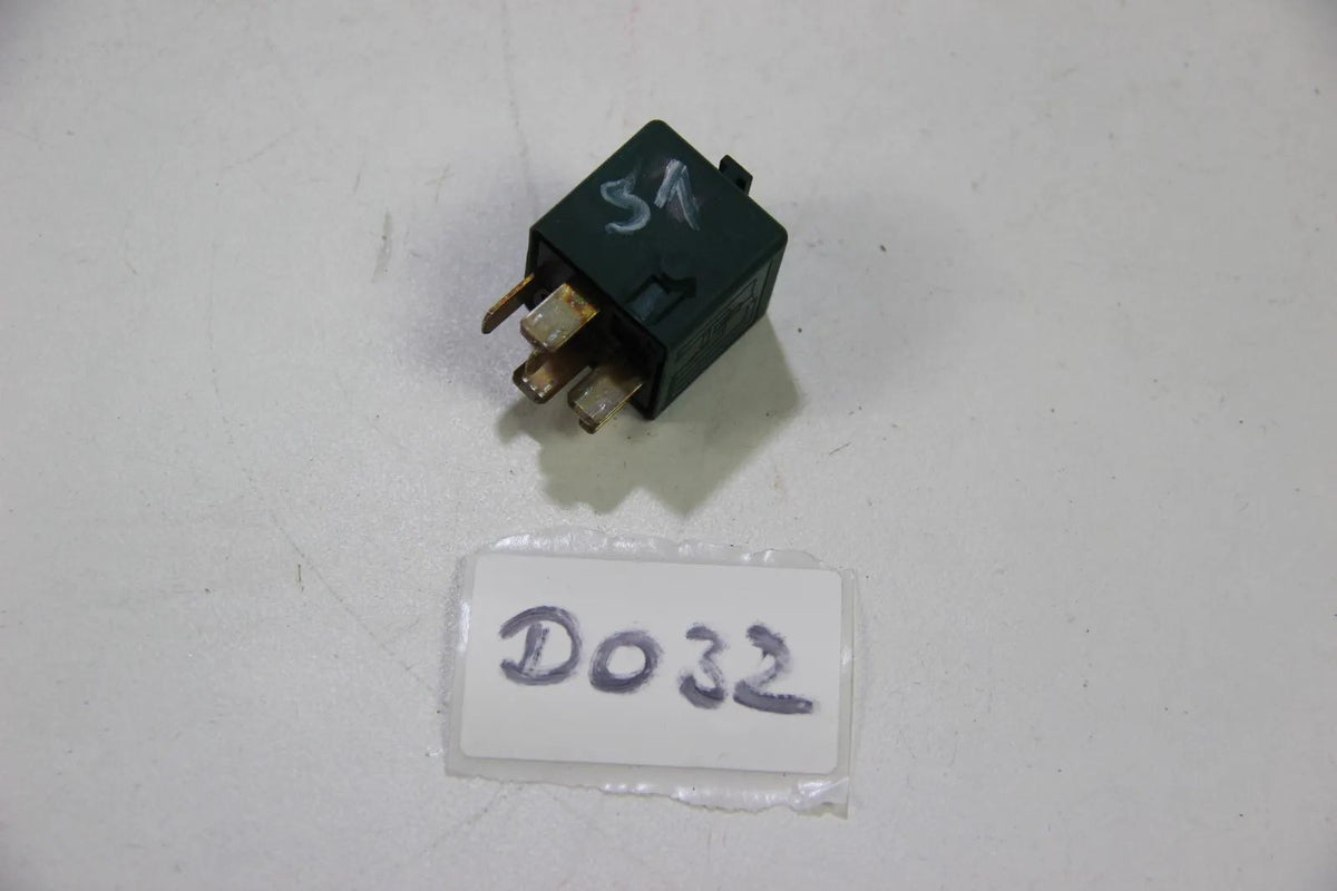 BMW E36 E46 E34 E32 E38 E31 Relais Relay Wechsler kieferngrün  61358350566
