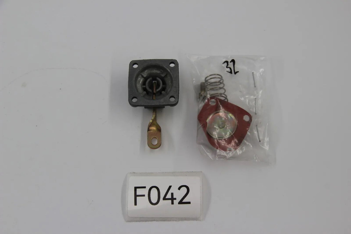 Original BMW E10 M10 NK 4Zyl M10 E21 E12 M10  Satz Pumpendeckel NOS 13111709144
