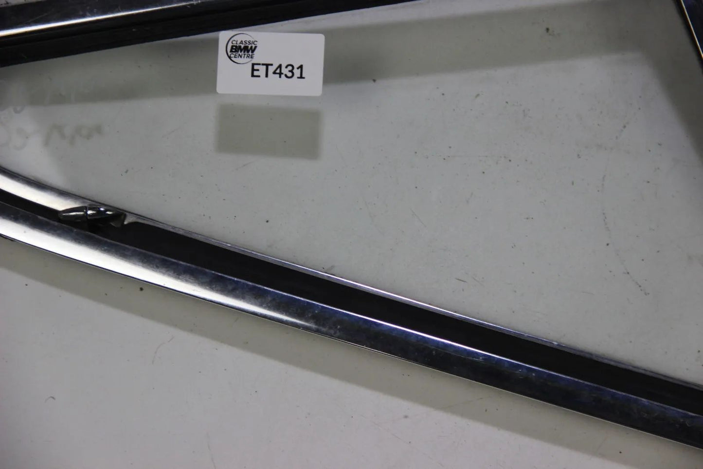 Original BMW E10 1502-2002  Dreiecksscheibe vorne links Klar Scheibenrahmen