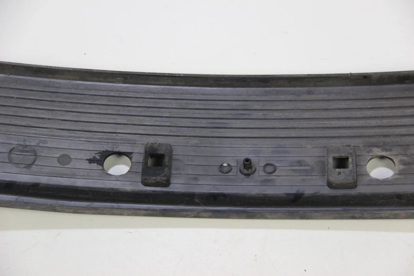 BMW E30 316i-325i VFL Blende Abdeckung Kennzeichenhalterung vorne  51111888266