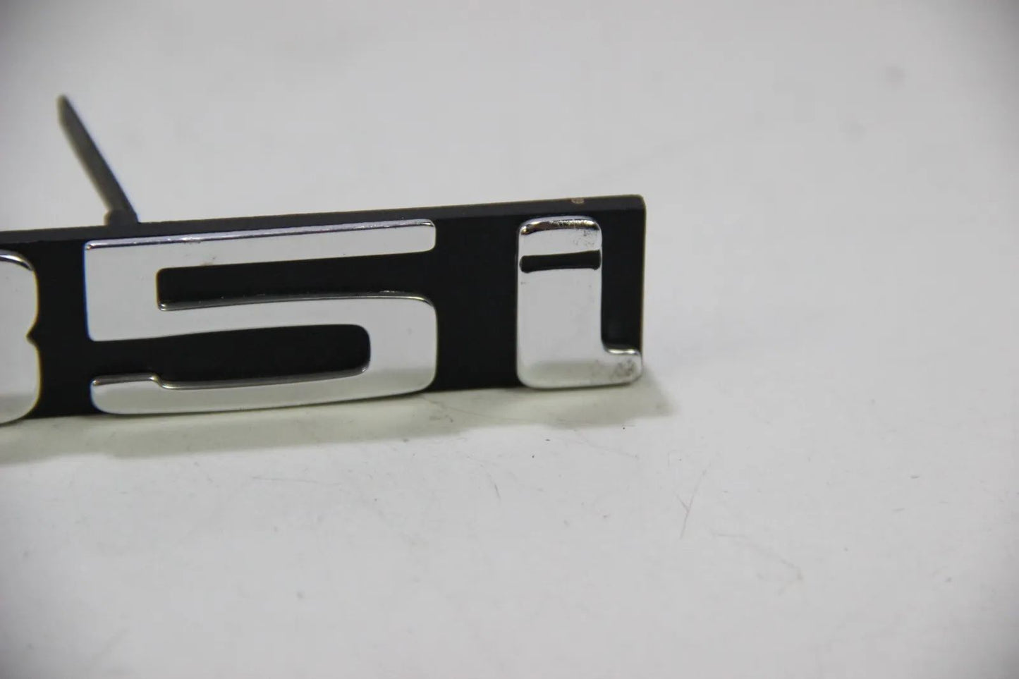 NEU Original BMW E12 M535i Emblem Badge Ziergitter vorne NOS  51141884016