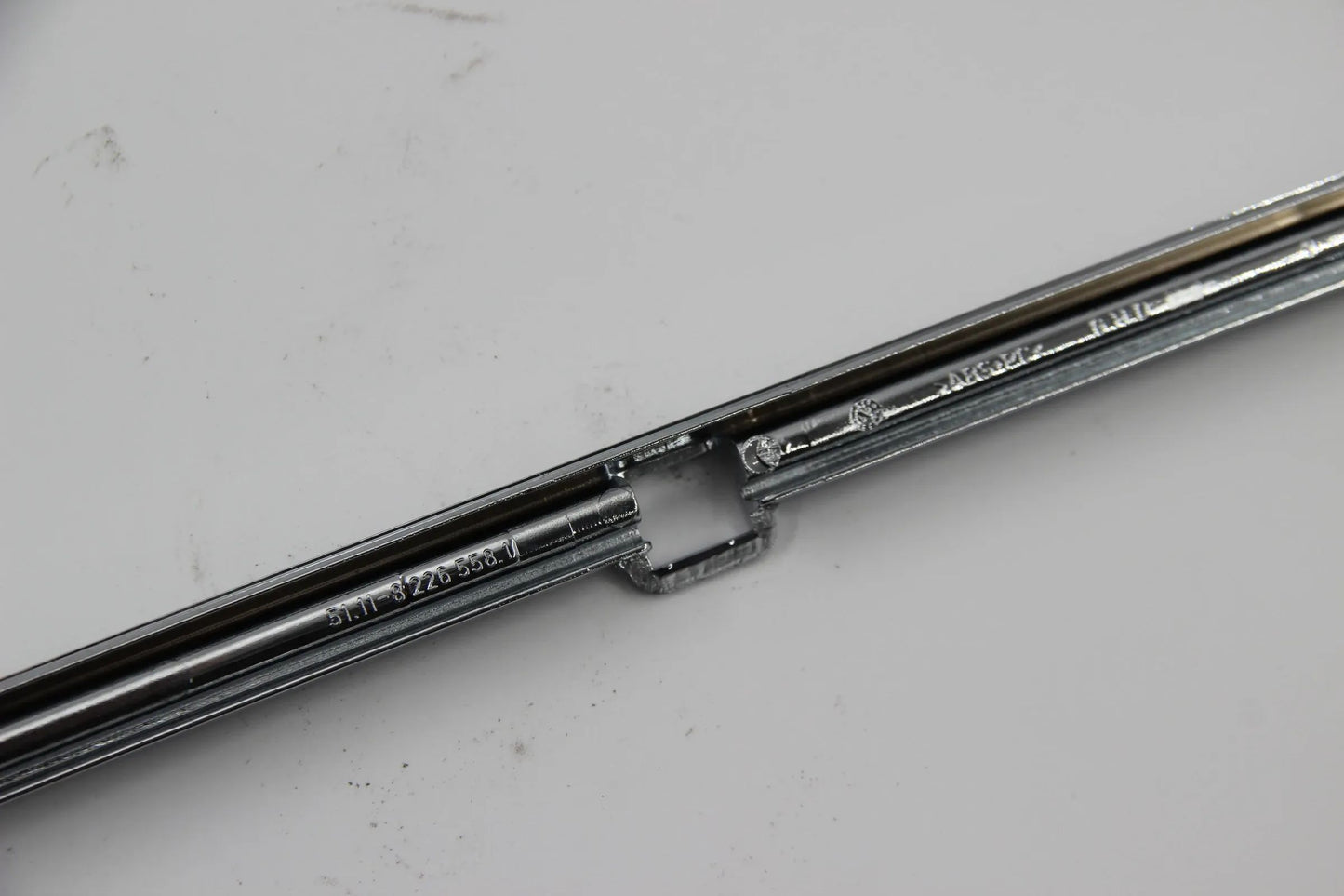 Original BMW E39 520d-540iP Blende Nummernschild-Blende vorne 51118226558