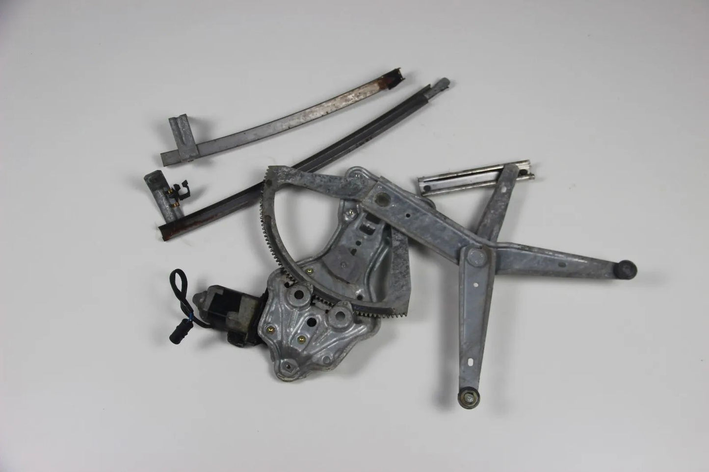 Original BMW E30 elektrischer Fensterheber Mechanismus links 2-Türer 51331932397