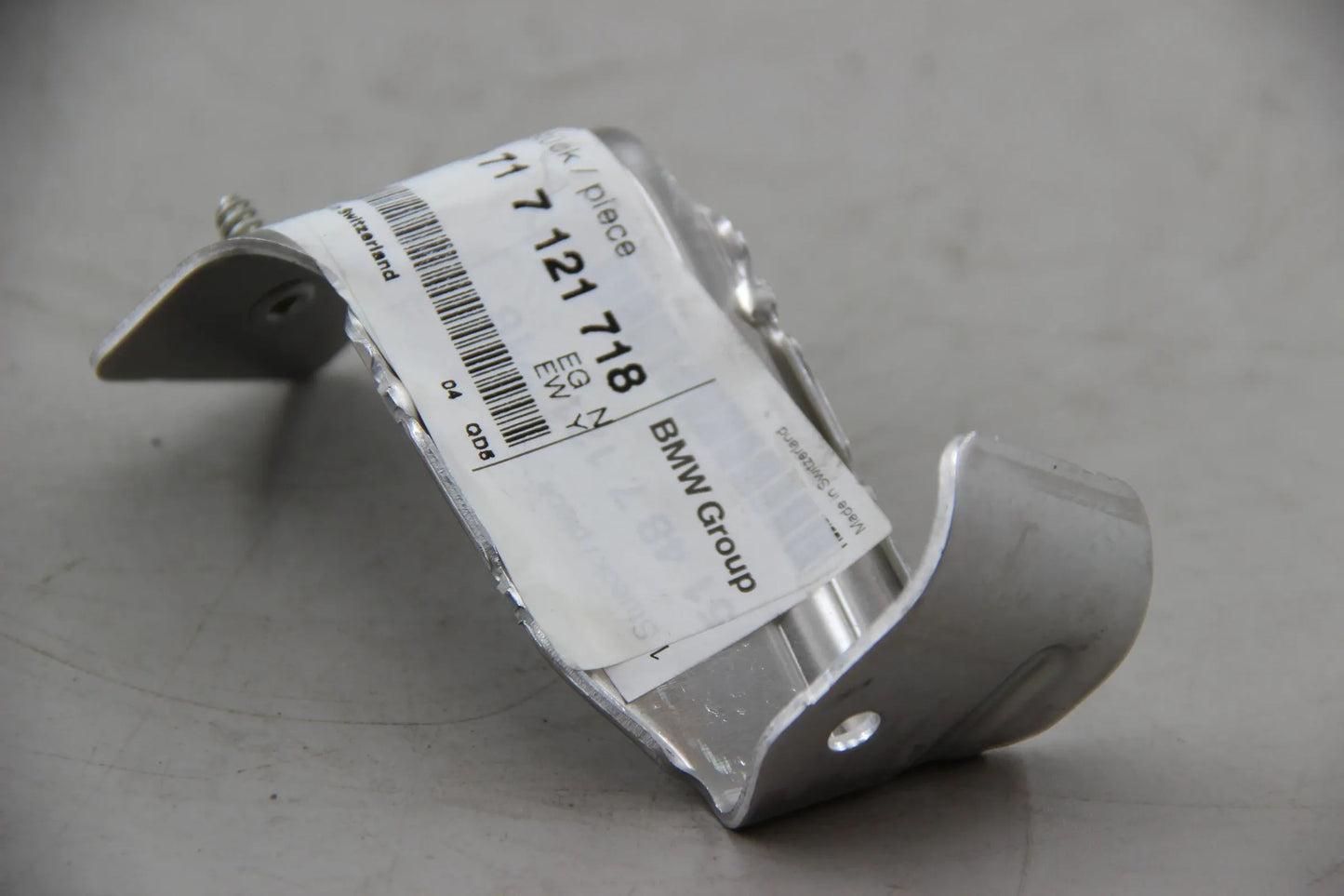 Original BMW E60 E61 E63 E64 Halter Unterbodenverkleidung Mitte 51717121718