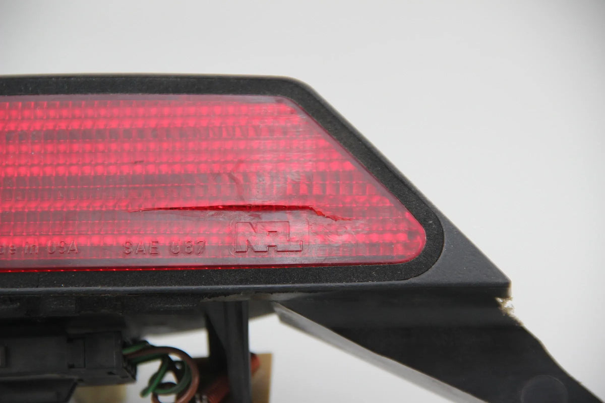Original BMW E30 316i 318i 320i-325ix Dritte Bremsleuchte beschädigt 63251385187