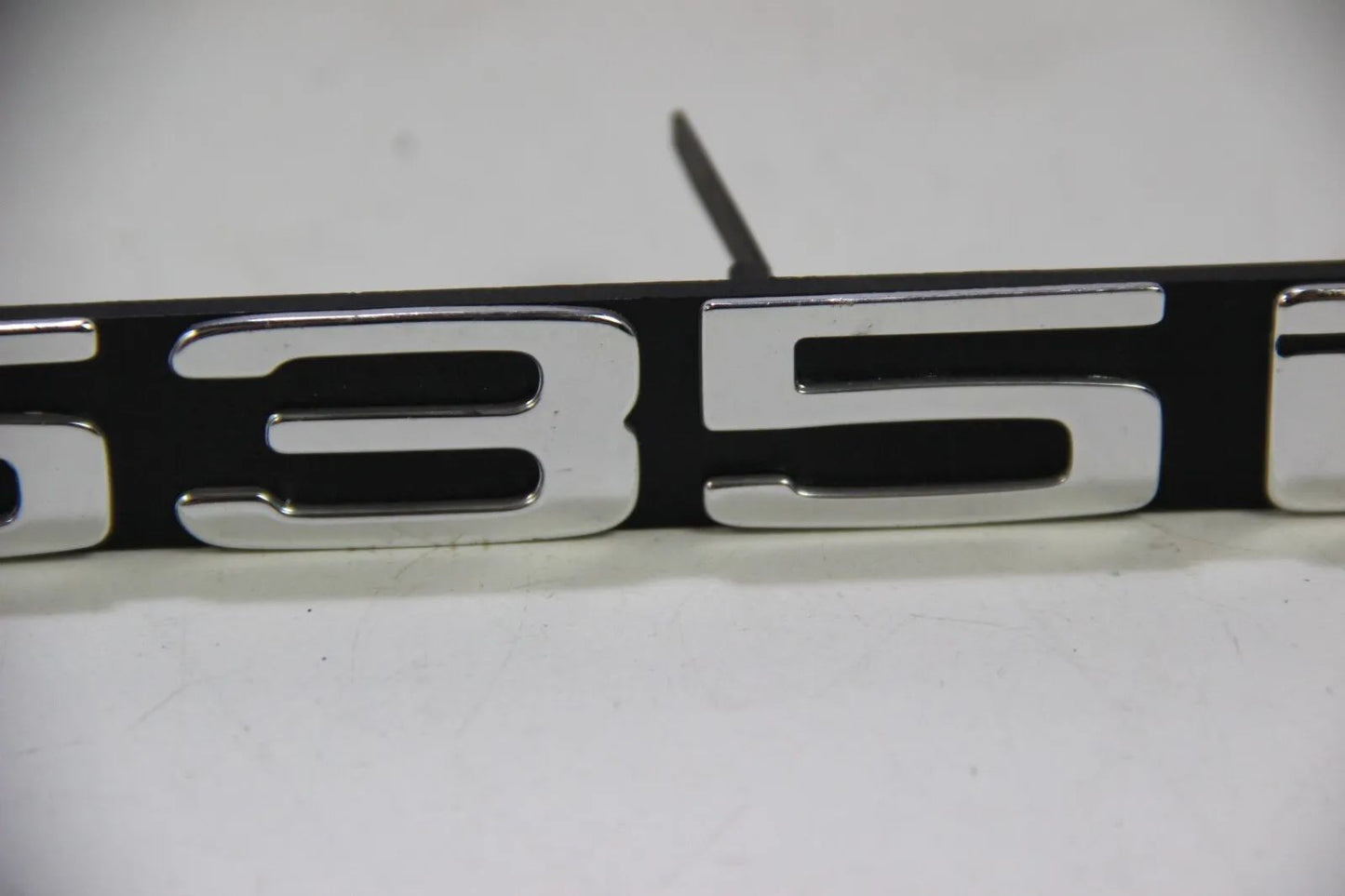 NEU Original BMW E12 M535i Emblem Badge Ziergitter vorne NOS  51141884016
