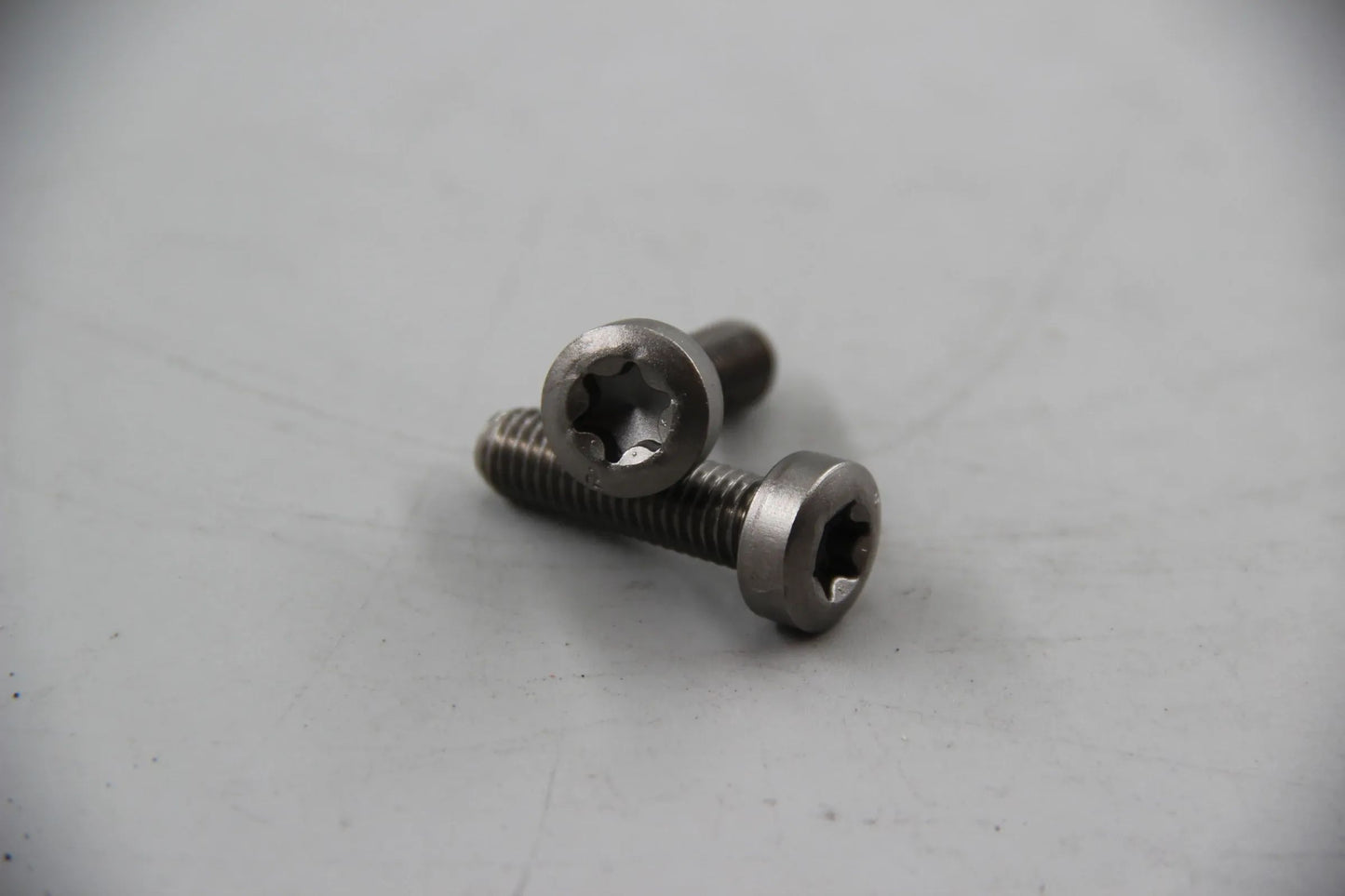 Original BMW E81 E88 E46 E90 E93 E39 E60 E38 2x Torxschraube M8X28 11712249909