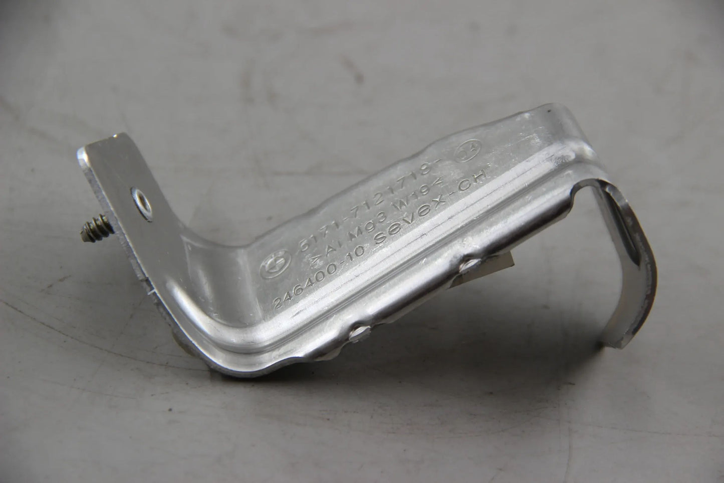 Original BMW E60 E61 E63 E64 Halter Unterbodenverkleidung Mitte 51717121718