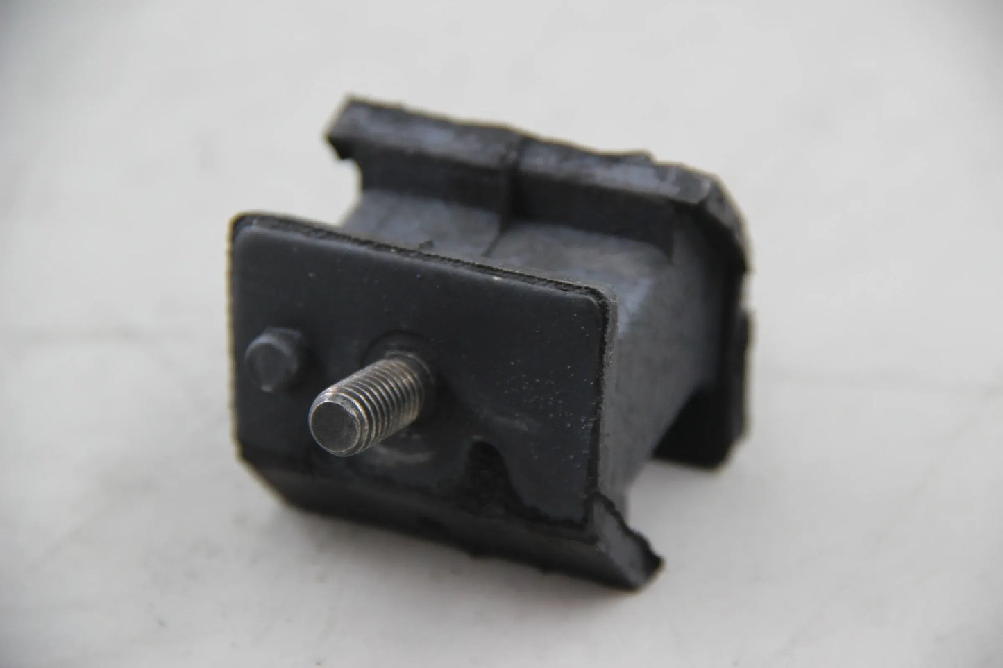 Original BMW E36 320i 325i is E34 520i 525i Gummilager links 24701138427