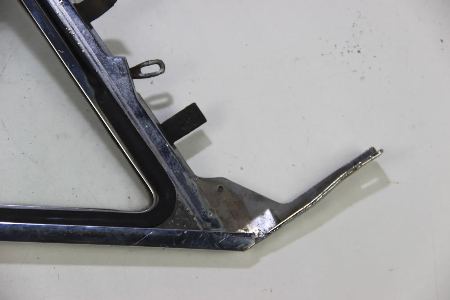 Original BMW E10 1502-2002  Dreiecksscheibe vorne links Klar Scheibenrahmen