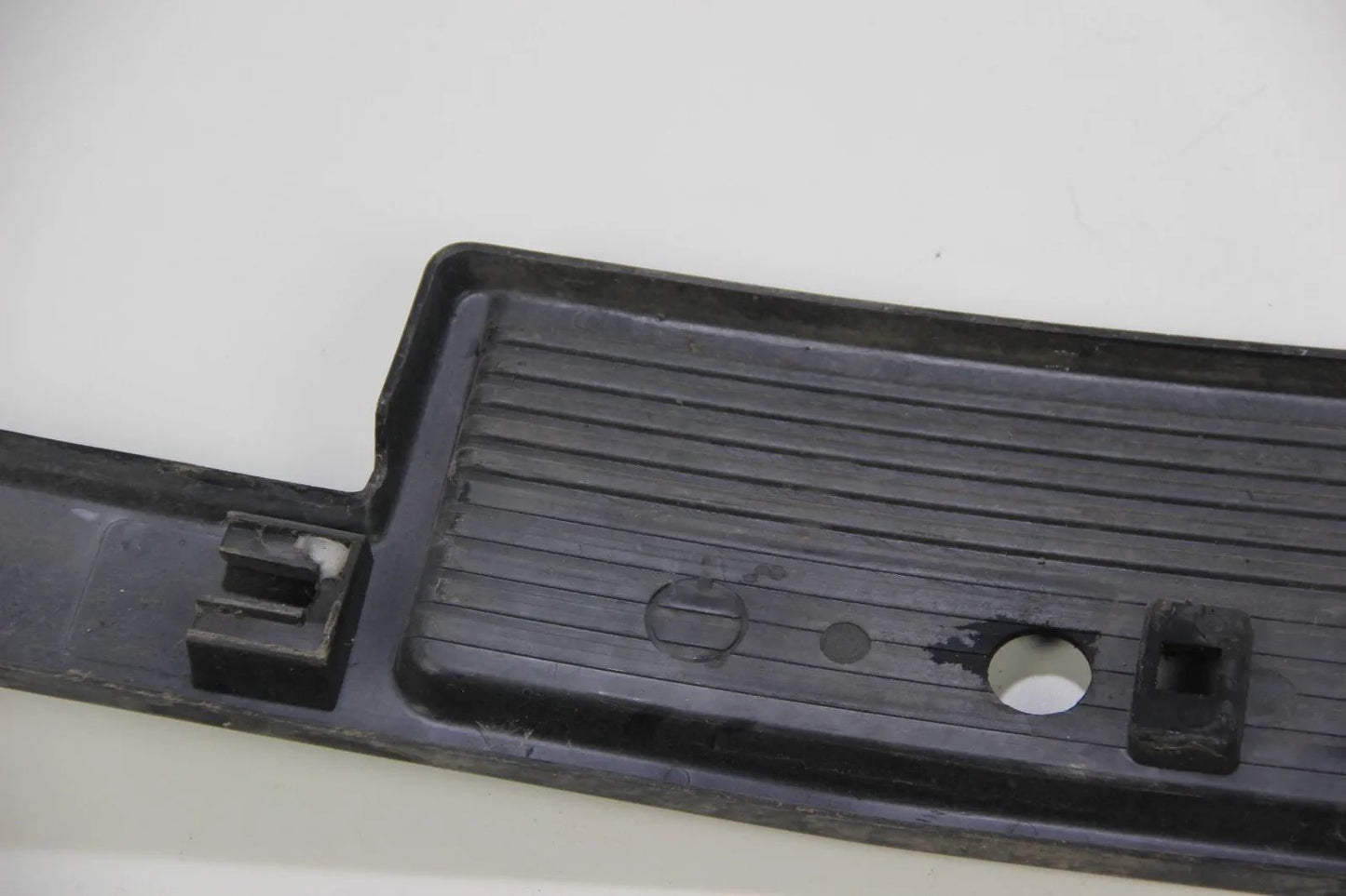 BMW E30 316i-325i VFL Blende Abdeckung Kennzeichenhalterung vorne  51111888266