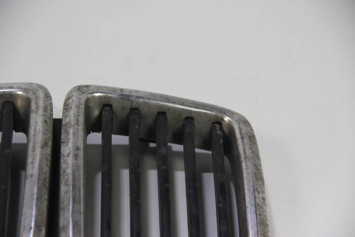 BMW E28 518-535 M5 M535i Niere Chrom Ziergitter Mitte Kidney 51131873253