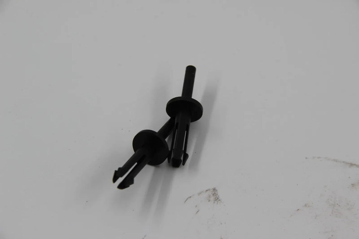 Original BMW E30 E34 Spreizniet Ansauggeräsuchdämpfer 2 Stk. 13711721597