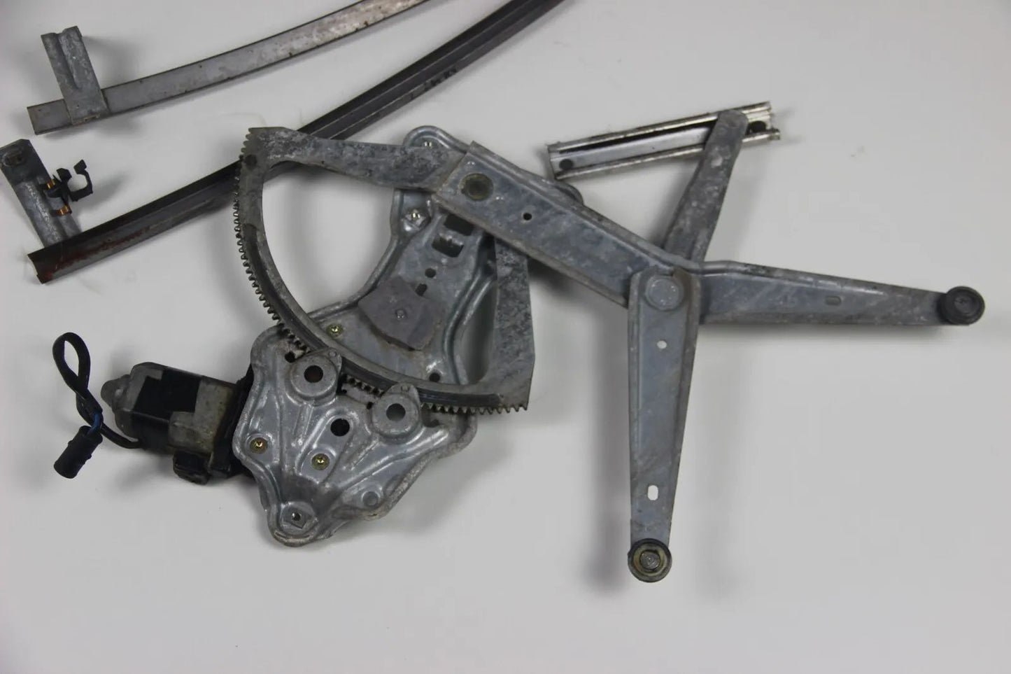 Original BMW E30 elektrischer Fensterheber Mechanismus links 2-Türer 51331932397