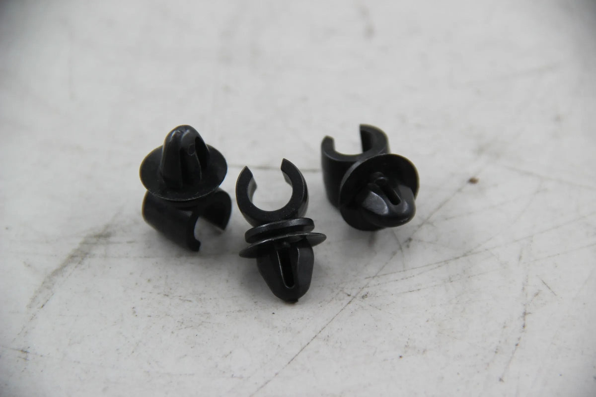Original BMW E30 320i 325i E28 E34 E63 E64 E32 E31 3x Clip 17111712004
