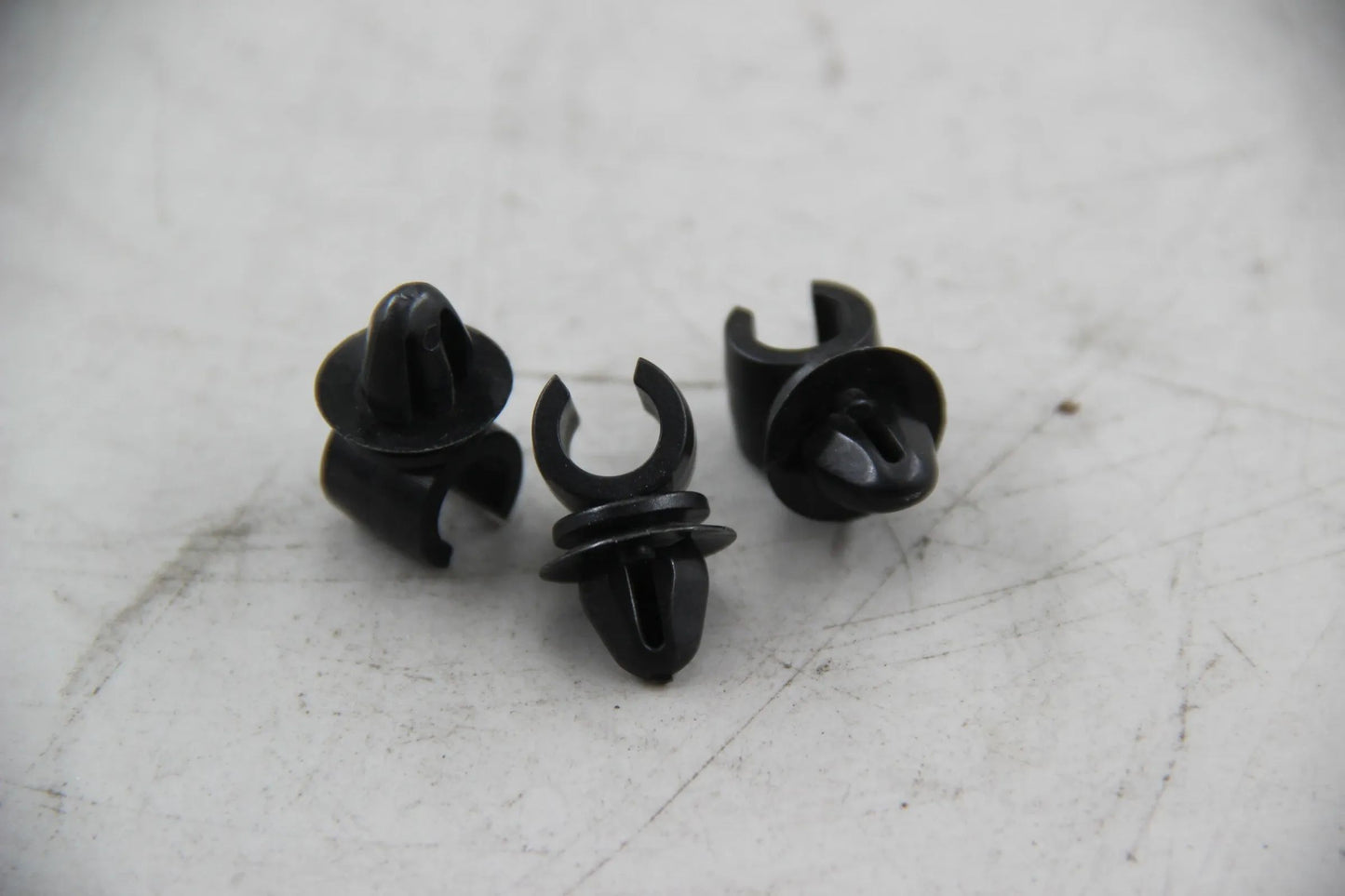 Original BMW E30 320i 325i E28 E34 E63 E64 E32 E31 3x Clip 17111712004