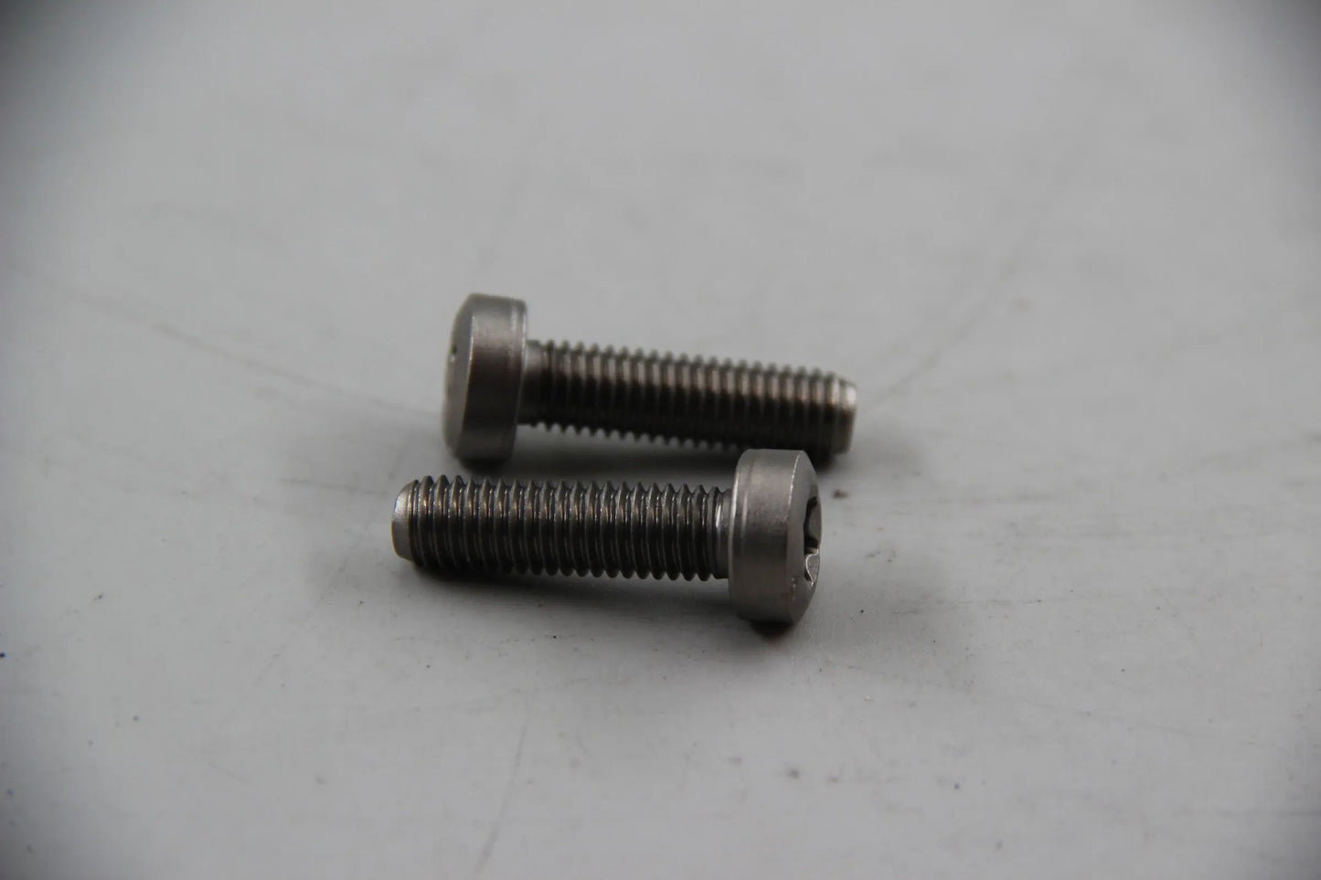 Original BMW E81 E88 E46 E90 E93 E39 E60 E38 2x Torxschraube M8X28 11712249909
