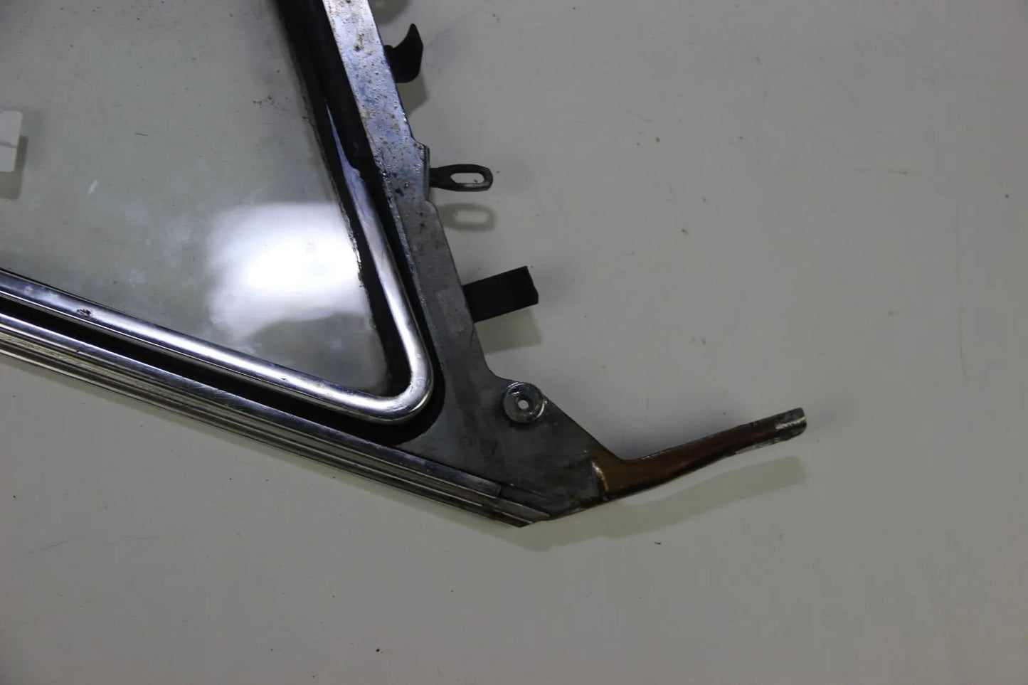 Original BMW E10 1502-2002  Dreiecksscheibe vorne rechts Klar Scheibenrahmen