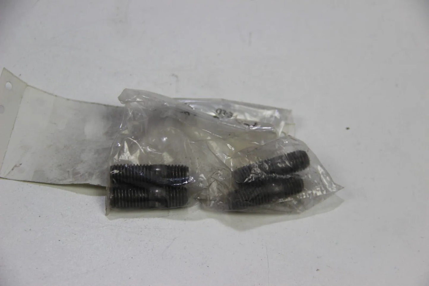 NEU BMW Original E30 316-318is 4x Schrauben Stehbolzen 1162170899 Studs 3er