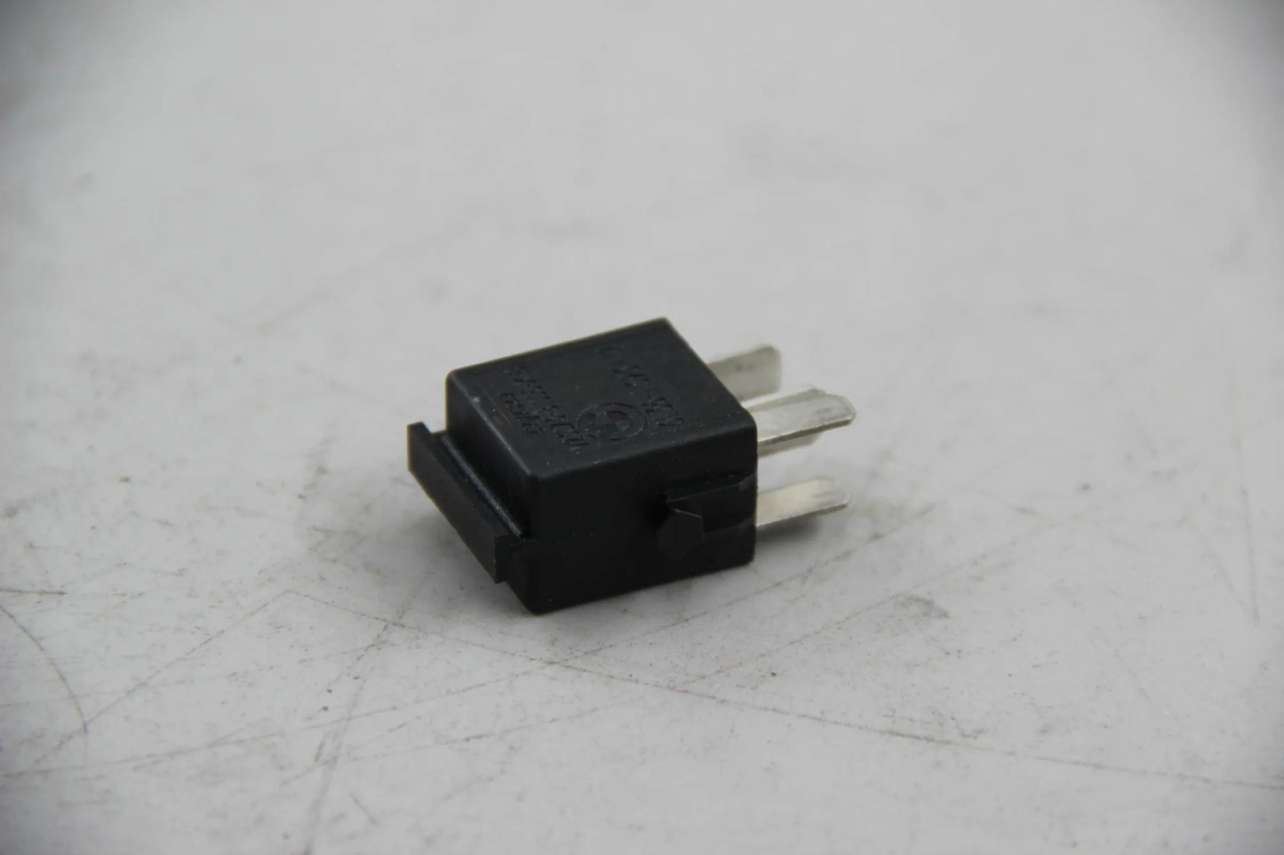 Original BMW E36 E34 E39 E32 E38 Minirelais Schliesser schwarz 61361393412