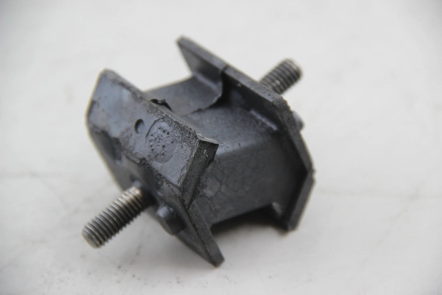 Original BMW E36 320i 325i is E34 520i 525i Gummilager links 24701138427