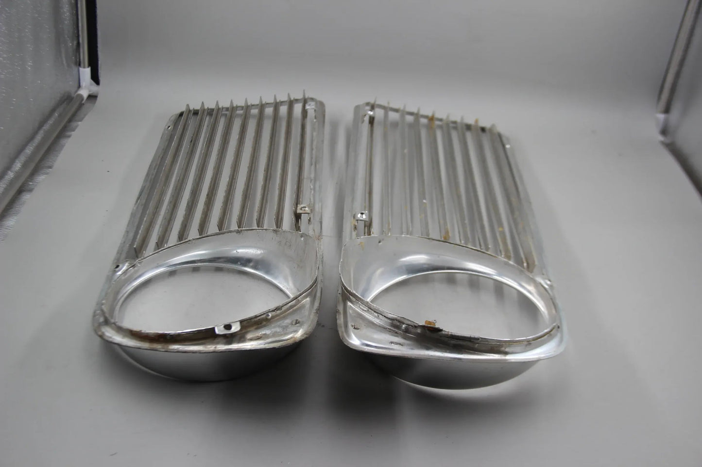 Original BMW E10 2002 ti tii Ziergitter links + rechts chrom 1808473 1808474