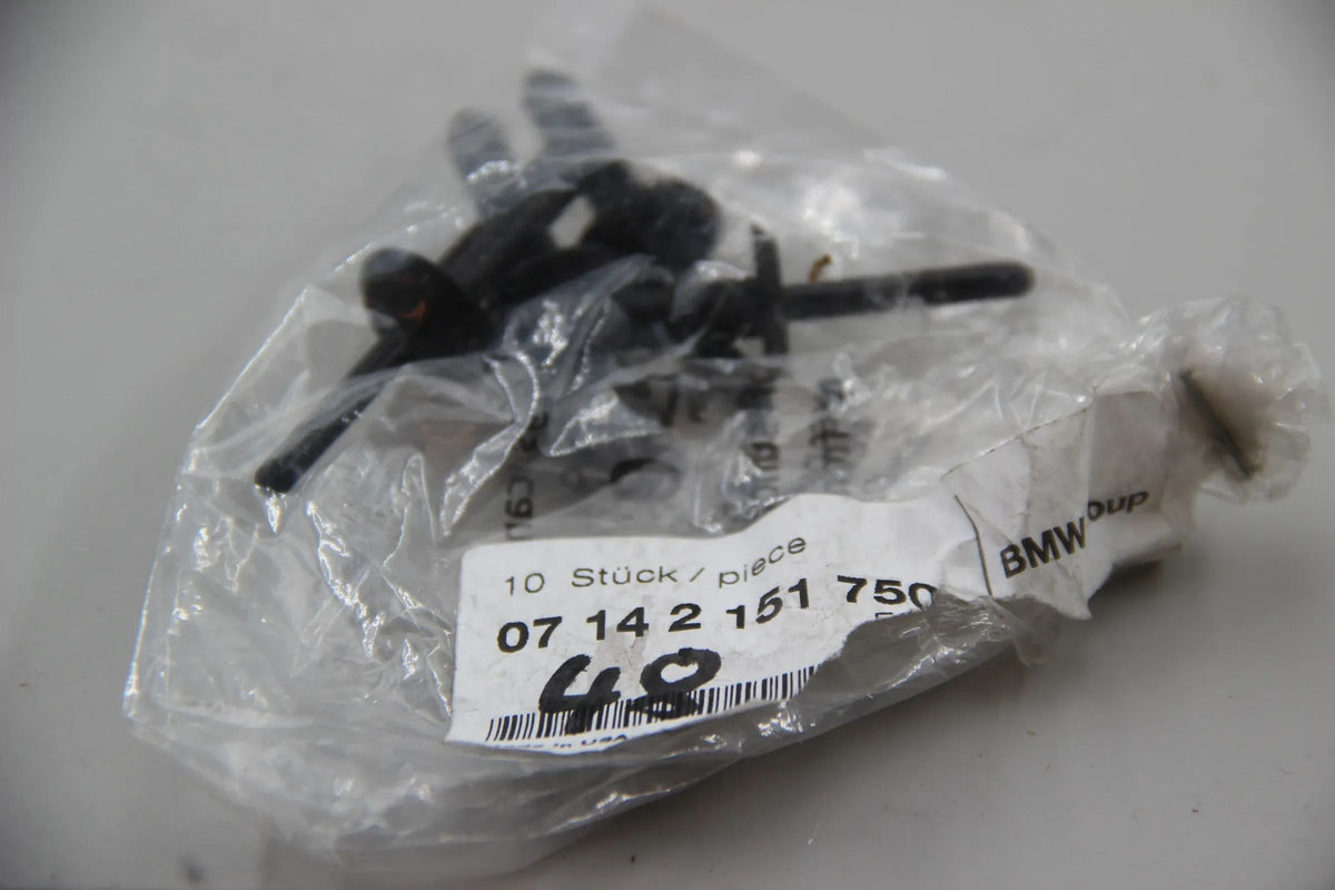 Original BMW X3 F25 X5 E70 X6 E71 E72 4x Blindniet Niete Plastik 07142151750