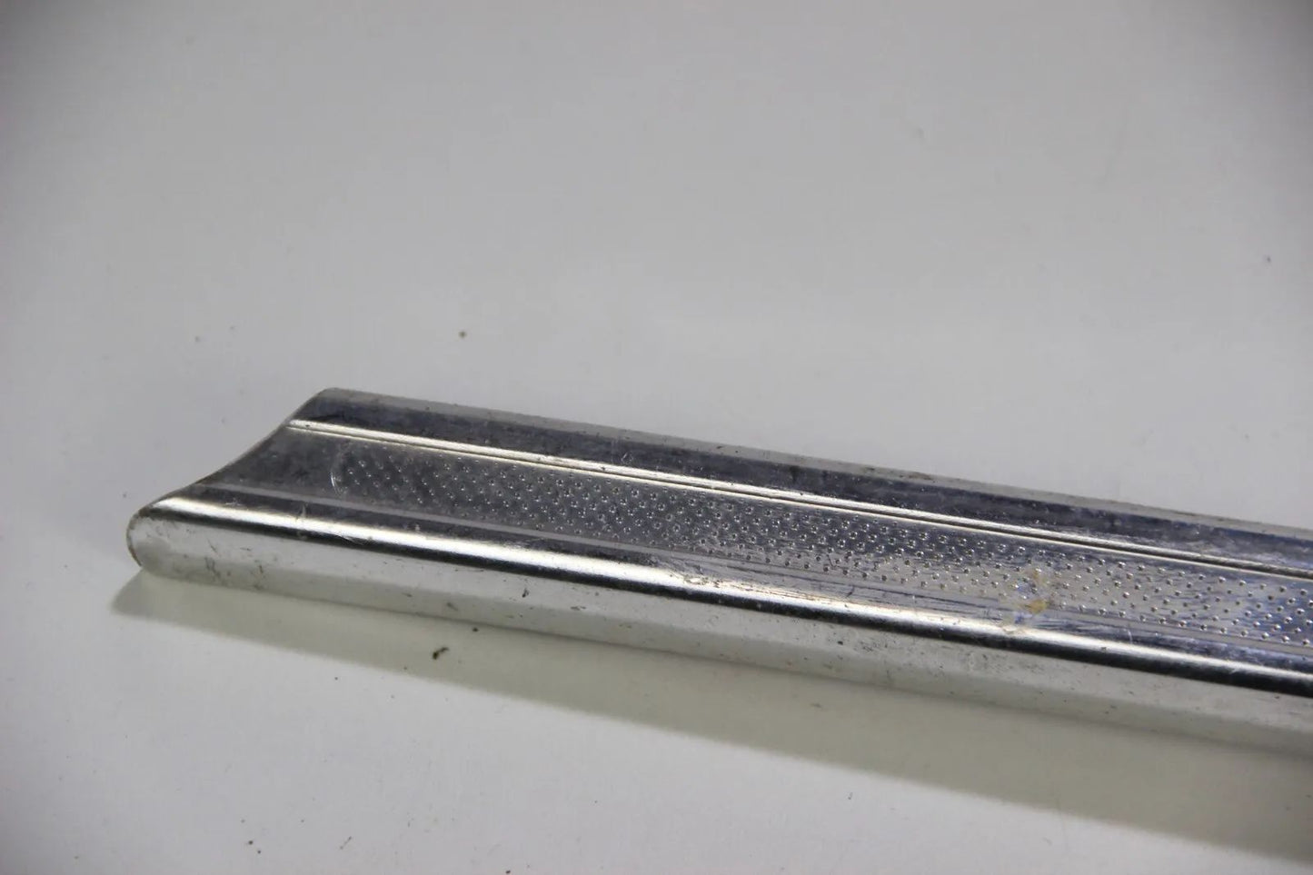 BMW E10 1502-1802 2002  bis 71' Chrom Leiste Abschlussblech hinten Rundleuchter