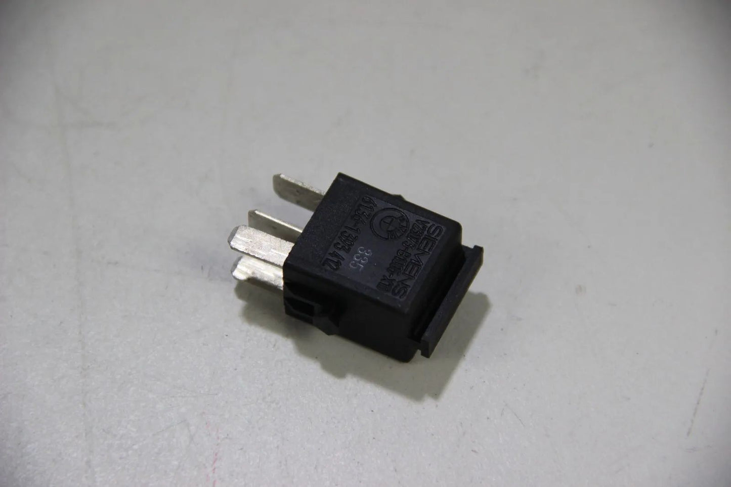 Original BMW E36 E34 E39 E32 E38 E31 Minirelais Schliesser schwarz 61361393412