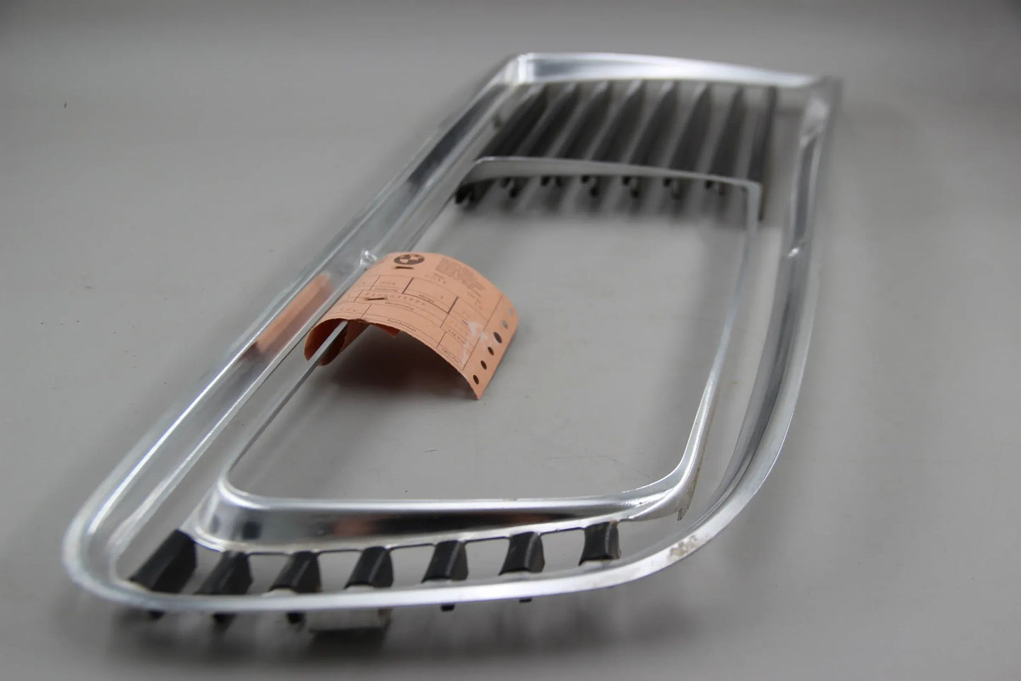 Original BMW NK 2000tii Ziergitter links chrom / schwarz NOS NLA 51131808951