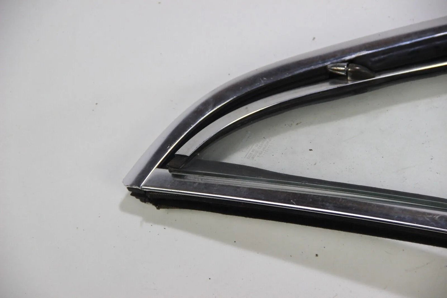 Original BMW E10 1502-2002  Dreiecksscheibe vorne rechts Klar Scheibenrahmen