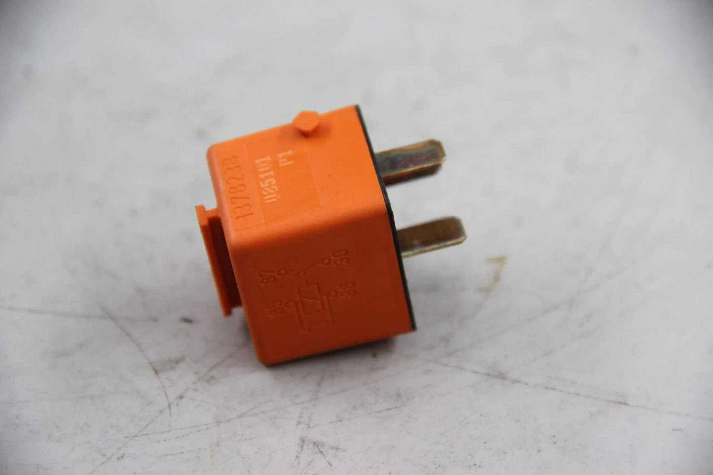 Orig. BMW E3 E9 E30 E28 E24 E23 E31 Relais Schliesser orange NOS NLA 61361378238