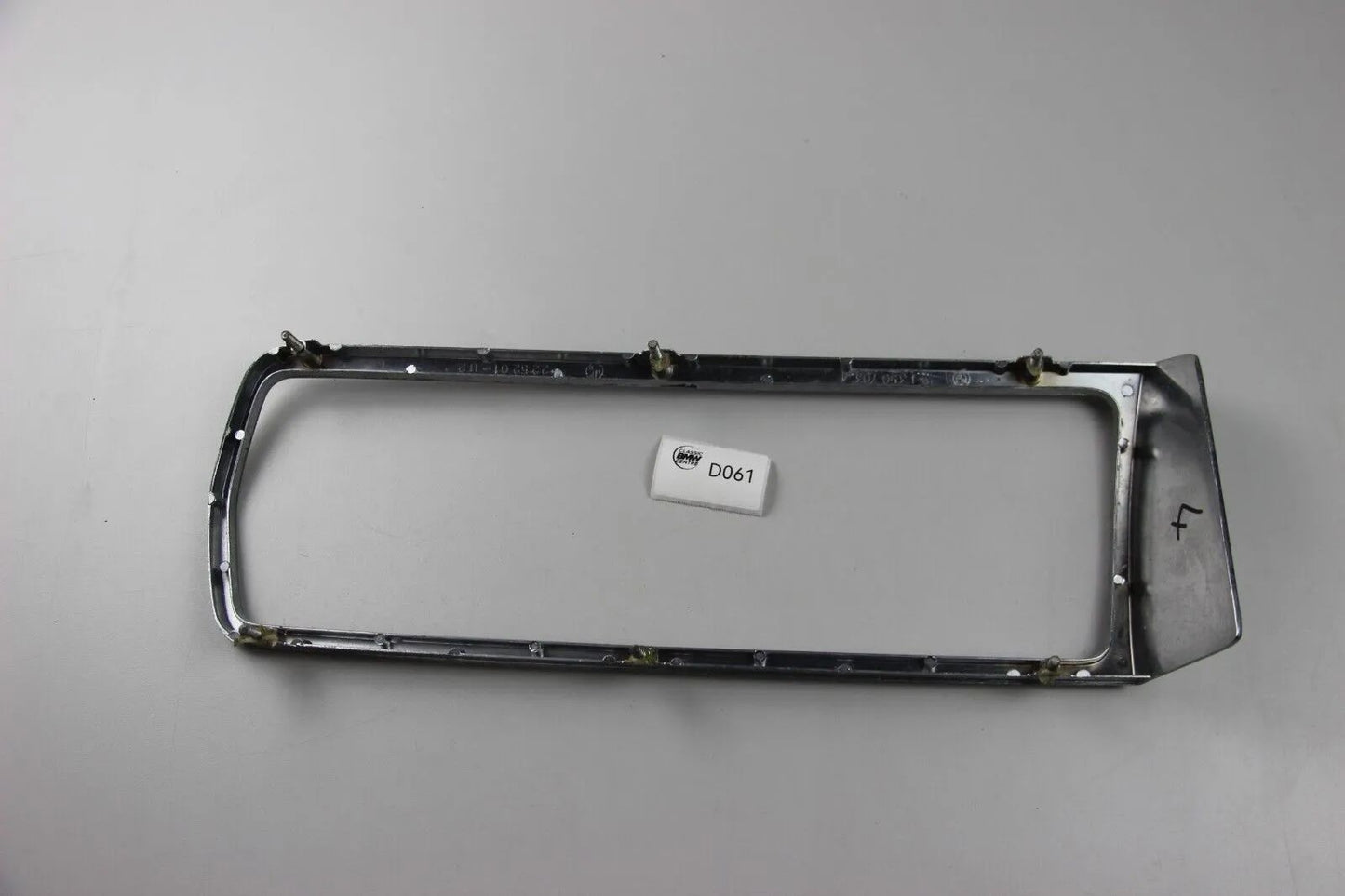 BMW E3 Heckleuchte Rücklicht Rahmen Chrom Ring links 1350703