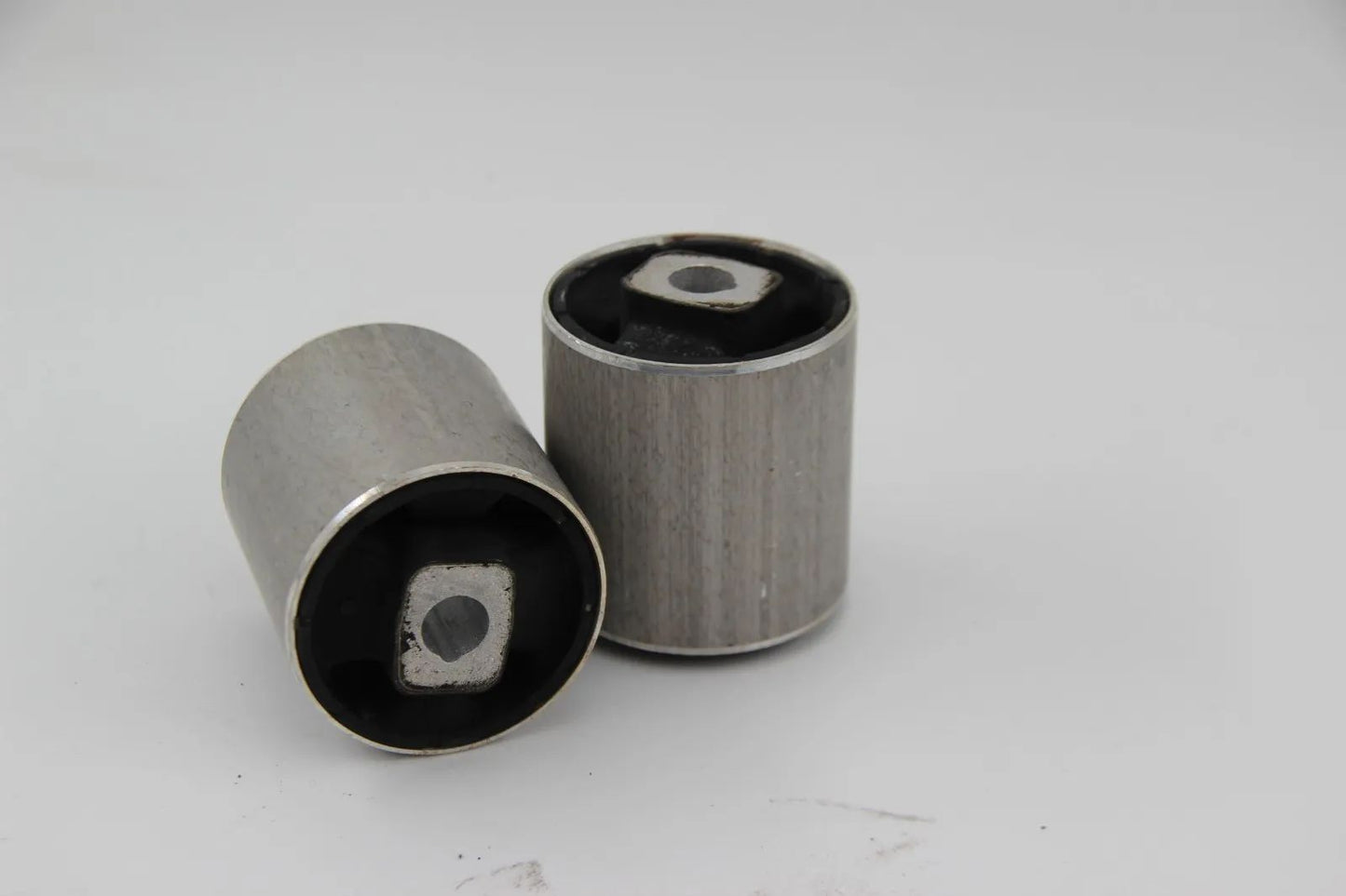 Orig BMW E39 520d-530i E52 ALPINA V8 Z8 Satz Gummilager Zugstrebe 31129068753