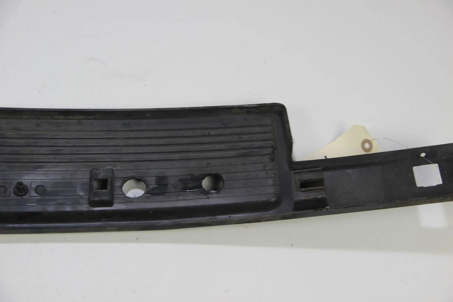 BMW E30 316i-325i VFL Blende Abdeckung Kennzeichenhalterung vorne  51111888266