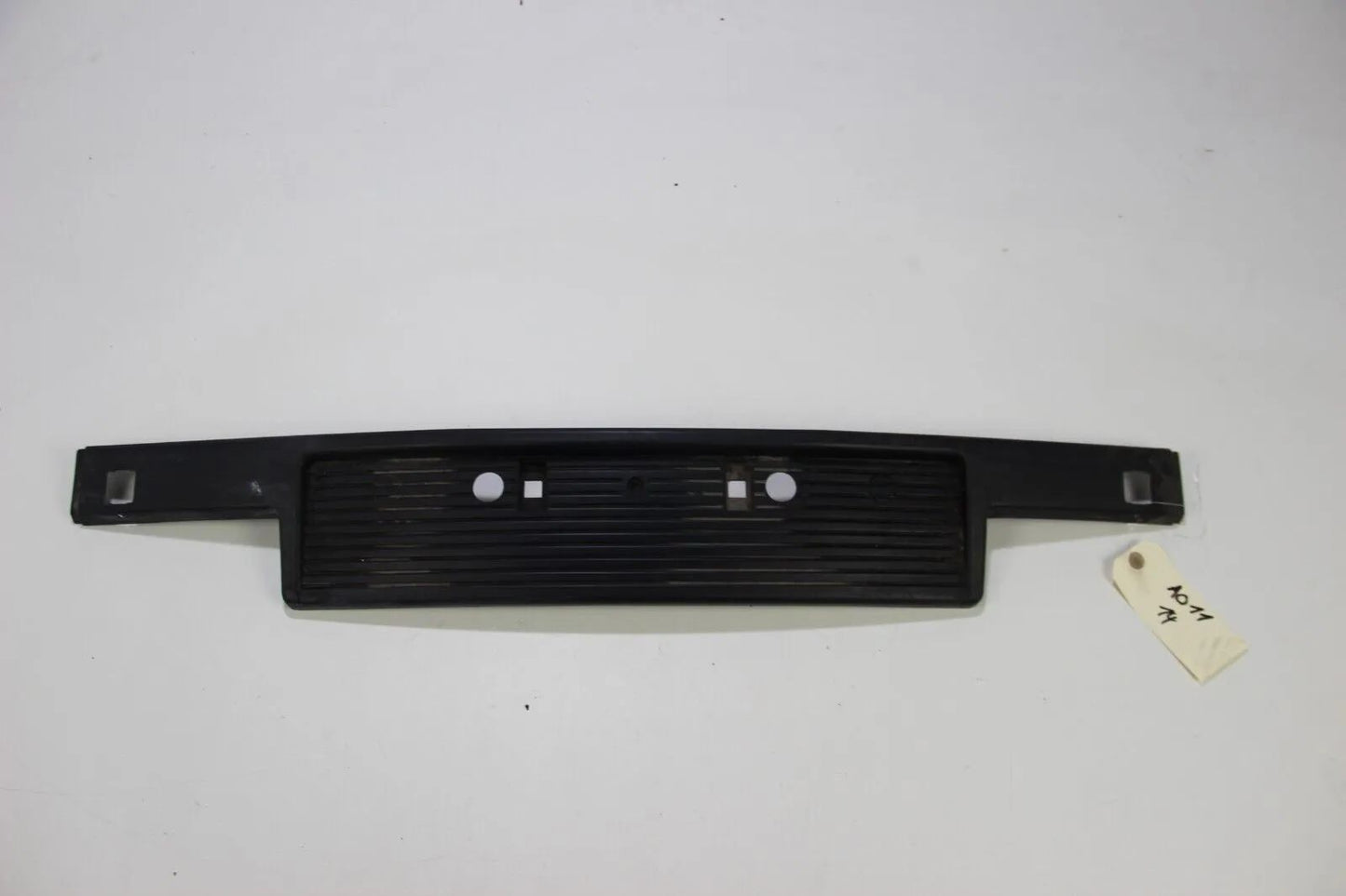 BMW E30 316i-325i VFL Blende Abdeckung Kennzeichenhalterung vorne  51111888266