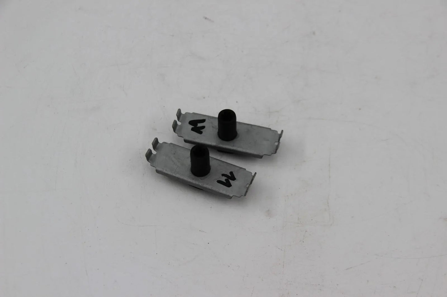 Original BMW E46 E60 E63 E52 Halteblech Aktivkohlefilter 2Stk 34306773697