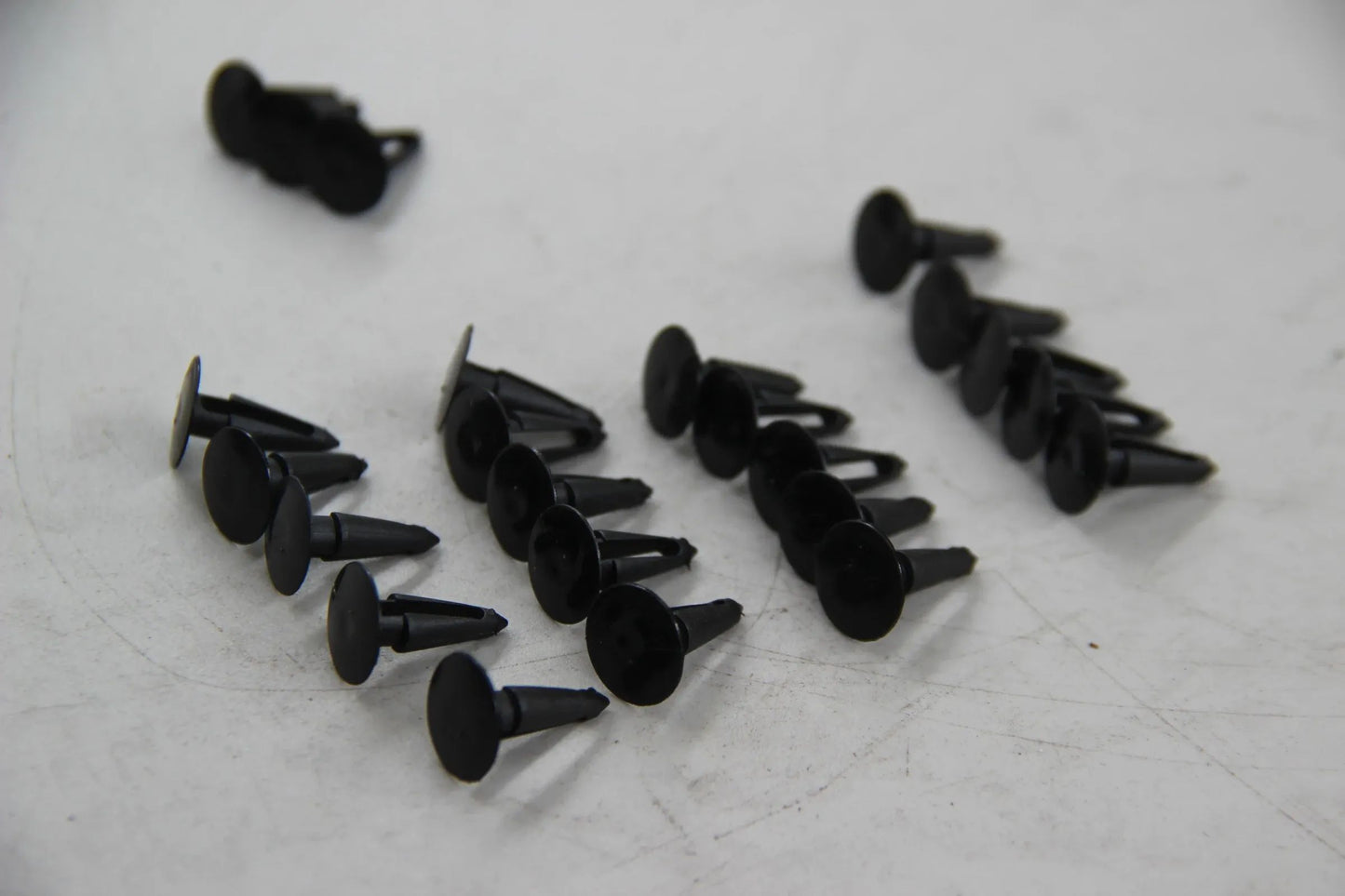 Original BMW E30 E36 E12 E28 E34 E39 E24 E23 E32 E38 E53 23x Clip 52101873544