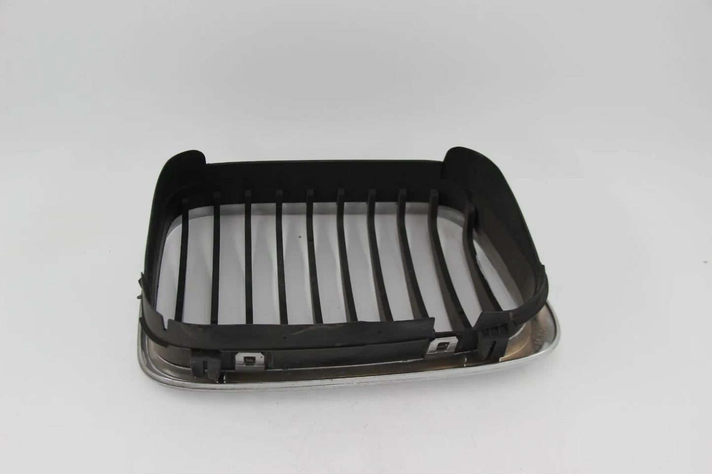 Original BMW E46 3er 316i-330i Limo Ziergitter Niere Vorne Links Chrom 8195055