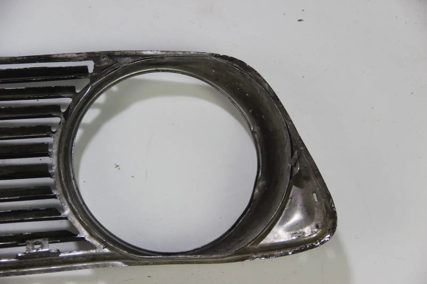 BMW E10 1502 1602 1802 2002  Ziergitter vorne Chrom Schwarz Rechts Zierleiste