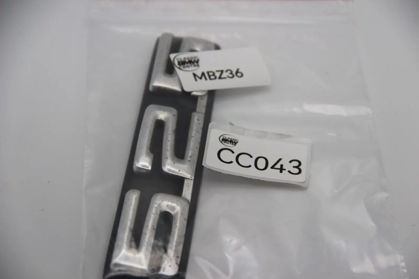 Original BMW E12 525 Modellbezeichnung Emblem Badge Schriftzug Typenschild