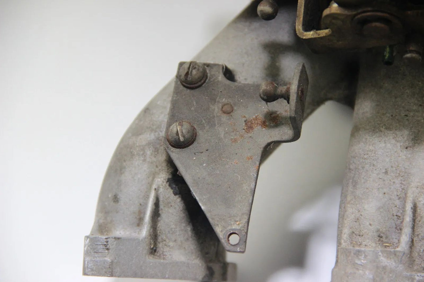 BMW M30 Oldtimer  Vergaser Ansaugbrücke Krümmer 1254376