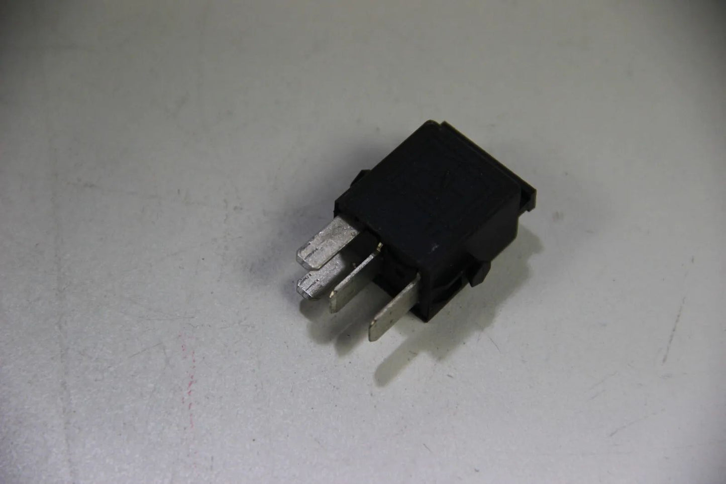 Original BMW E36 E34 E39 E32 E38 E31 Minirelais Schliesser schwarz 61361393412