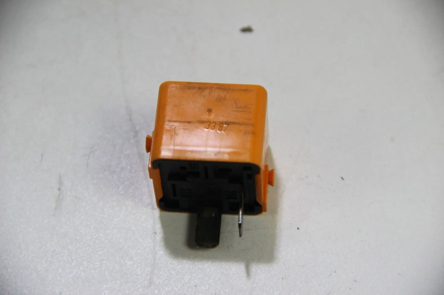 BMW E36 E46 E34 E32 E38 E31 Relais Relay gelb Verbindungsstecker  61311379817