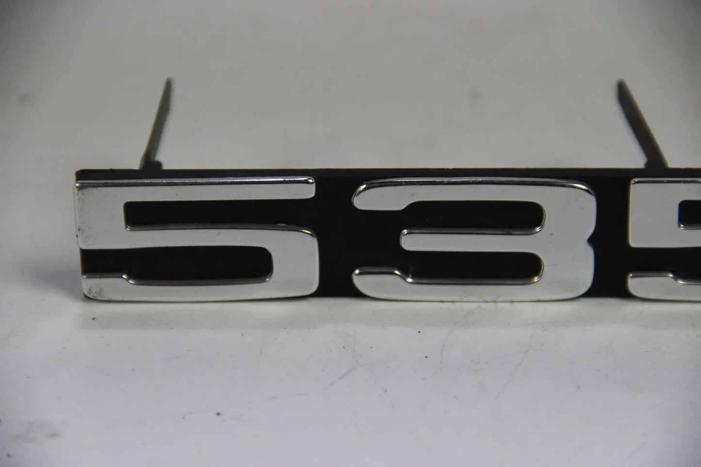 NEU Original BMW E12 M535i Emblem Badge Ziergitter vorne NOS  51141884016