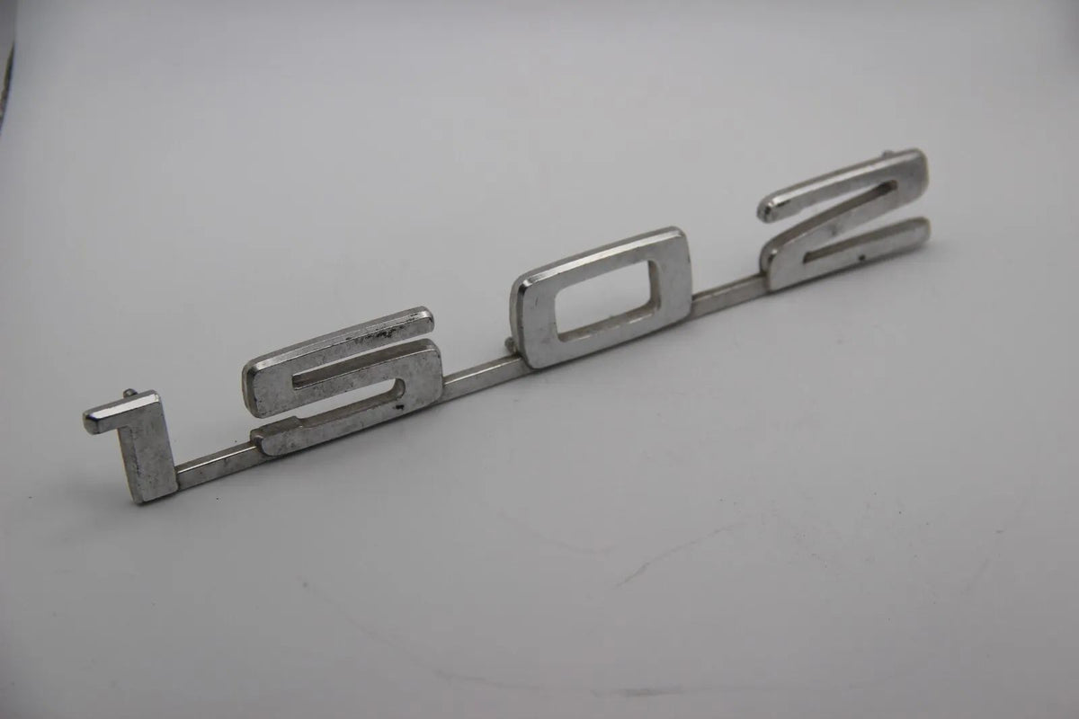 Original BMW E10 E6 1502 Modellbezeichnung Emblem Badge Schriftzug Typenschild