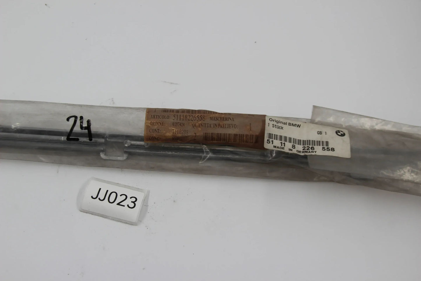 Original BMW E39 520d-540iP Blende Nummernschild-Blende vorne 51118226558