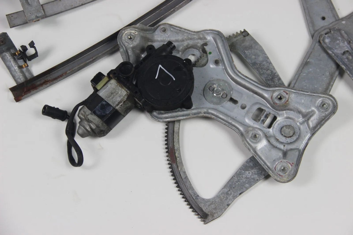 Original BMW E30 elektrischer Fensterheber Mechanismus links 2-Türer 51331932397