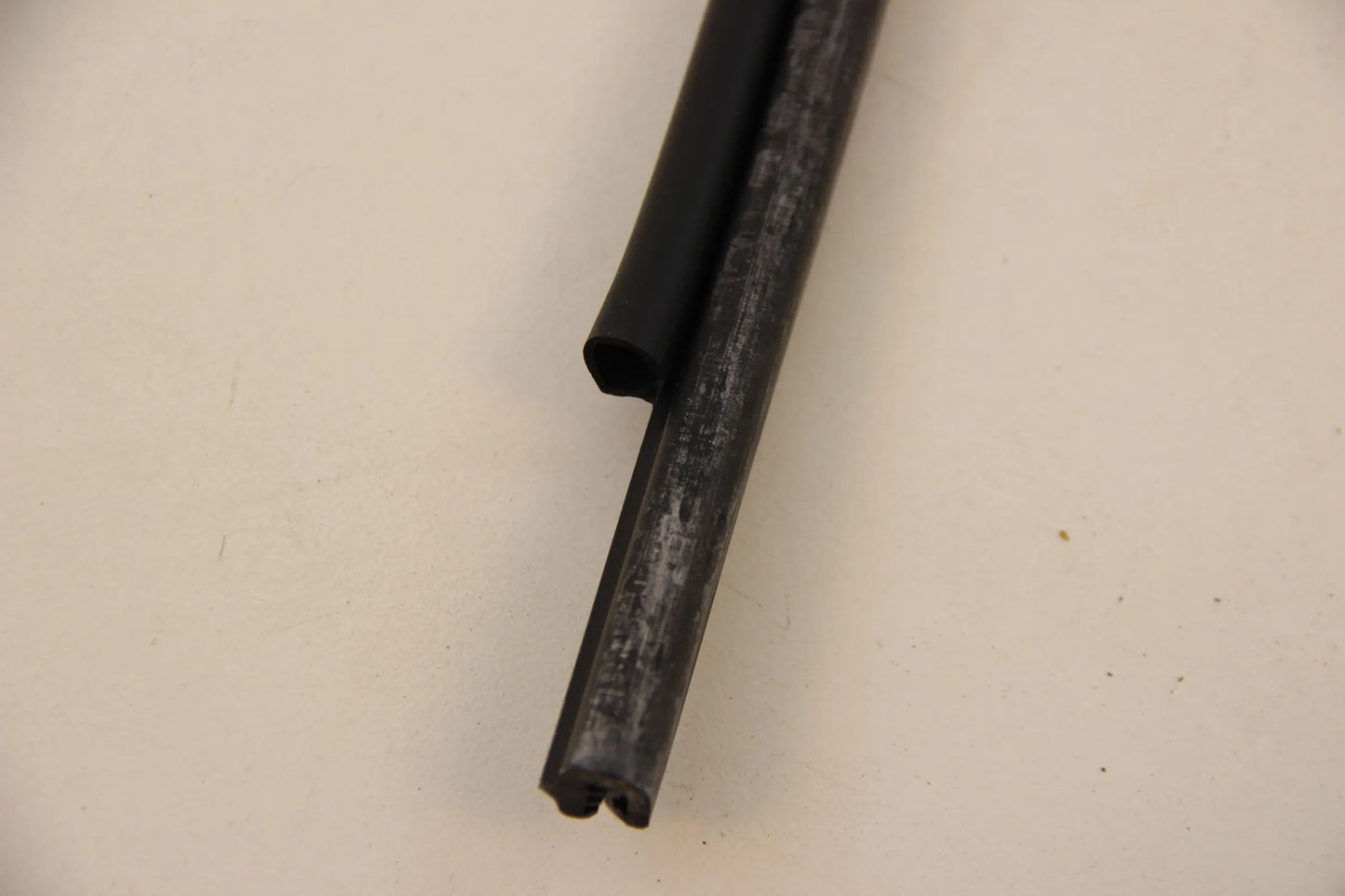 Original BMW E39 520i-540i M5 Abdichtung Frontklappe seitlich 51718184153