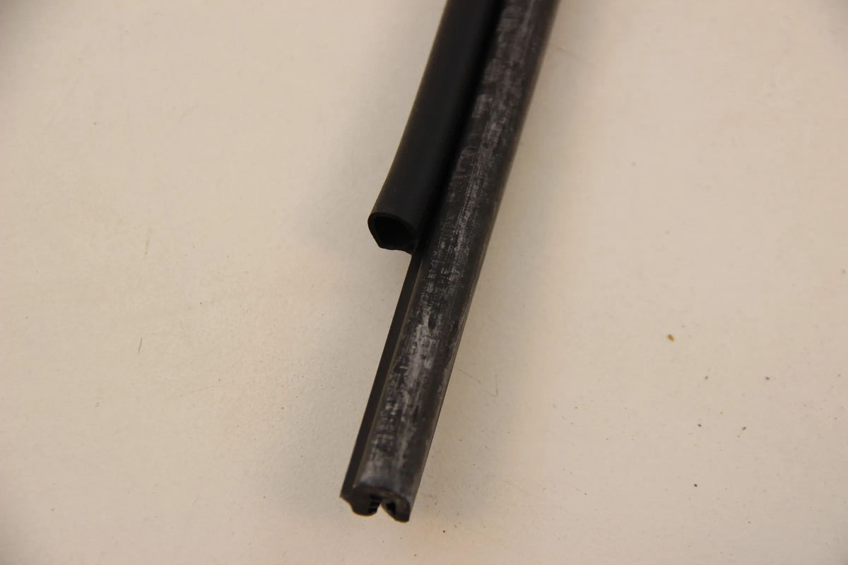 Original BMW E39 520i-540i M5 Abdichtung Frontklappe seitlich 51718184153
